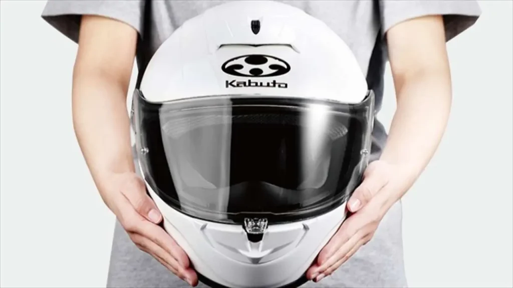 スポーツツアラーにおすすめのヘルメットは軽量であること