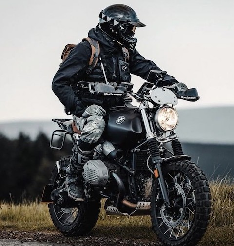 スクランブラーバイクの服装　おすすめ
