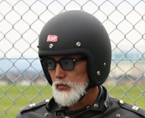 DIN MARKET GREASERの装着例(ヘルメットの小ささがわかりやすい画像)