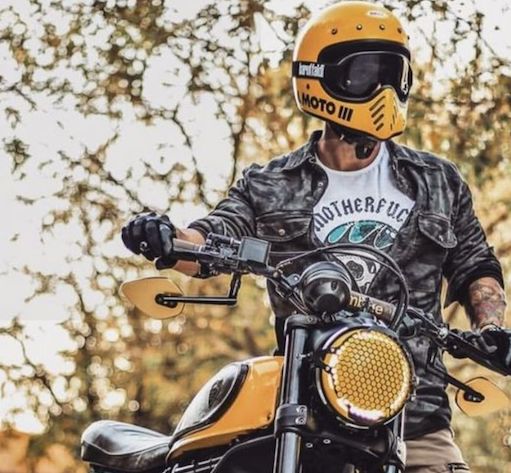 スクランブラーバイクの服装　ヘルメット