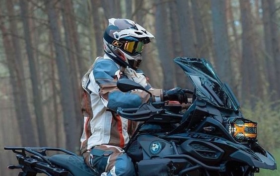 アドベンチャーバイクファッション おしゃれ