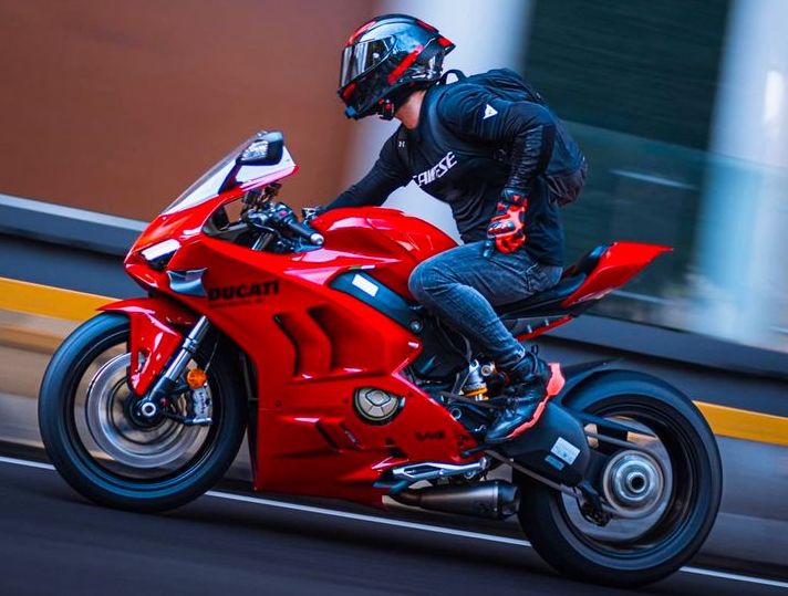 赤いバイクに似合うヘルメット コーデ