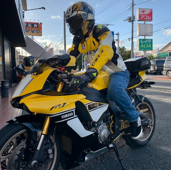 黄色いバイクヘルメットコーデ
