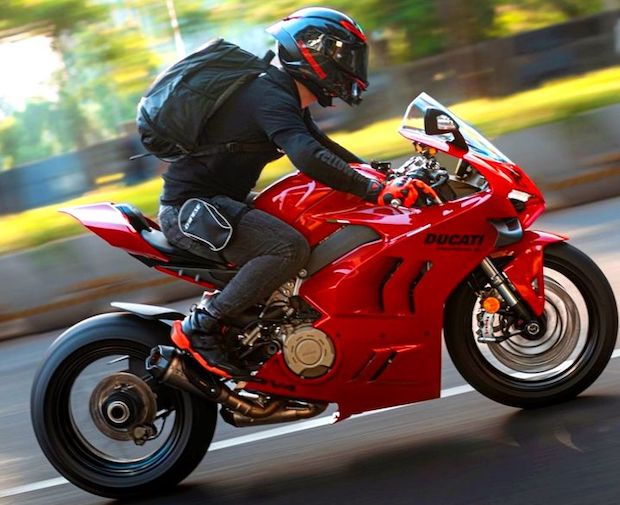 赤いバイクヘルメットコーデ