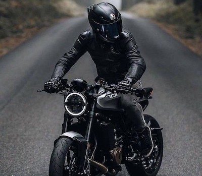 黒いバイクに似合うヘルメットは黒だけではない