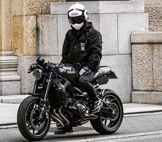 黒いバイクに似合うヘルメット