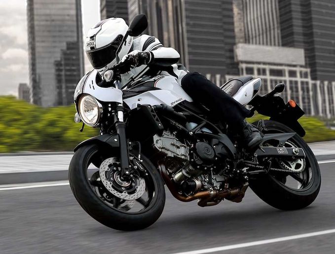 白系・シルバー系バイクヘルメットコーデ