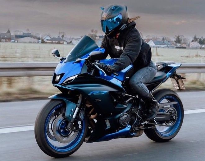 青いバイクヘルメットコーデ